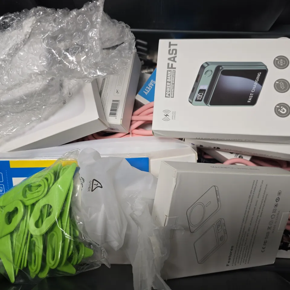 APPROXIMATELY 15 ASSORTED ITEMS TO INCLUDE - ANKER POWER BANK , PHONE CASE , BATTERY PACK ETC