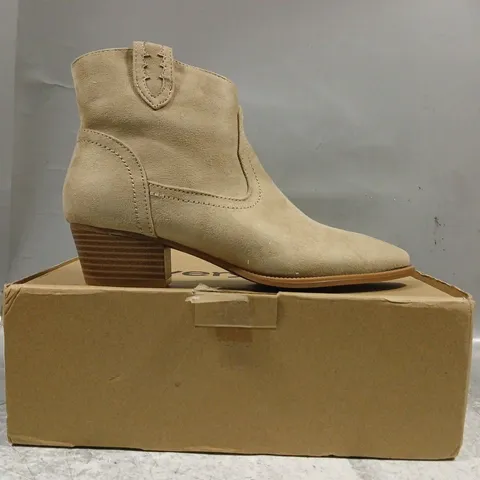 BOXED PAIR OF EVERYDAY WESTERN ANKLE BOOTS IN BEIGE SIZE 6