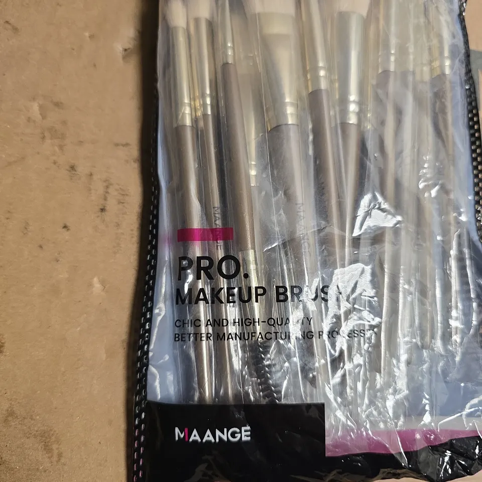 MAANGE PRO MAKEUP BRUSH SET IN CLEAR POUCH