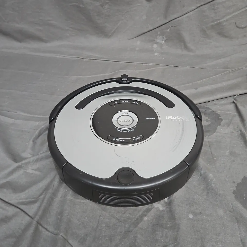 IROBOT ROOMBA VACUUM CLEANER IN BLACK/SILVER