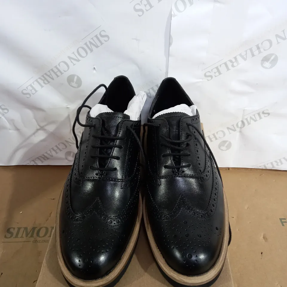 CLARKS GLICKLY BROGUE BLACK LEATHER SHOES SIZE 8