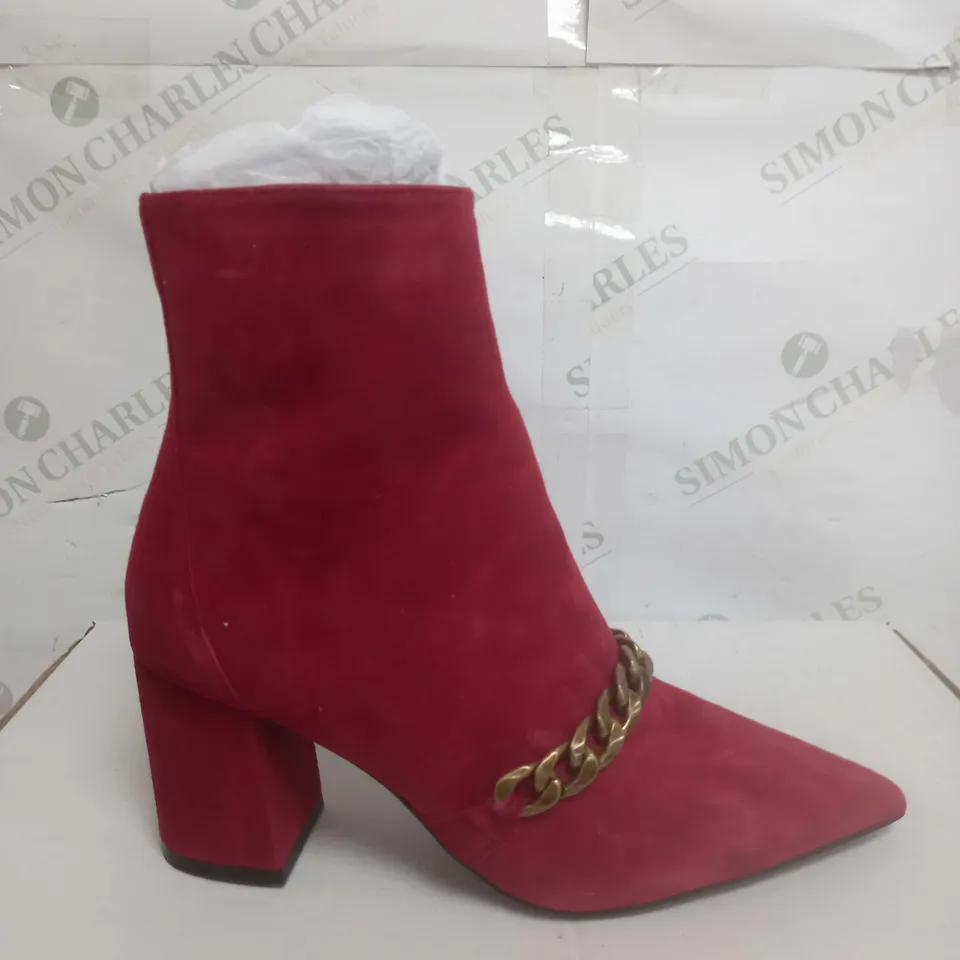 BEN DE LISI CHAIN LINK SUEDE ANKLE BOOT SIZE 6