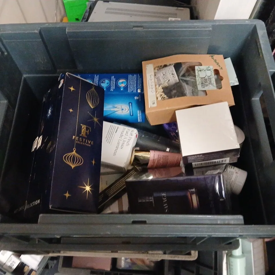 APPROXIMATEY 20 ASSORTED HEALTH AND BEAUTY PRODUCTS TO INCLUDE - RASCALS STYLING CREAM - ICY BEAR TONGUE SCRAPER AND BPERFECT TANNING DROPS