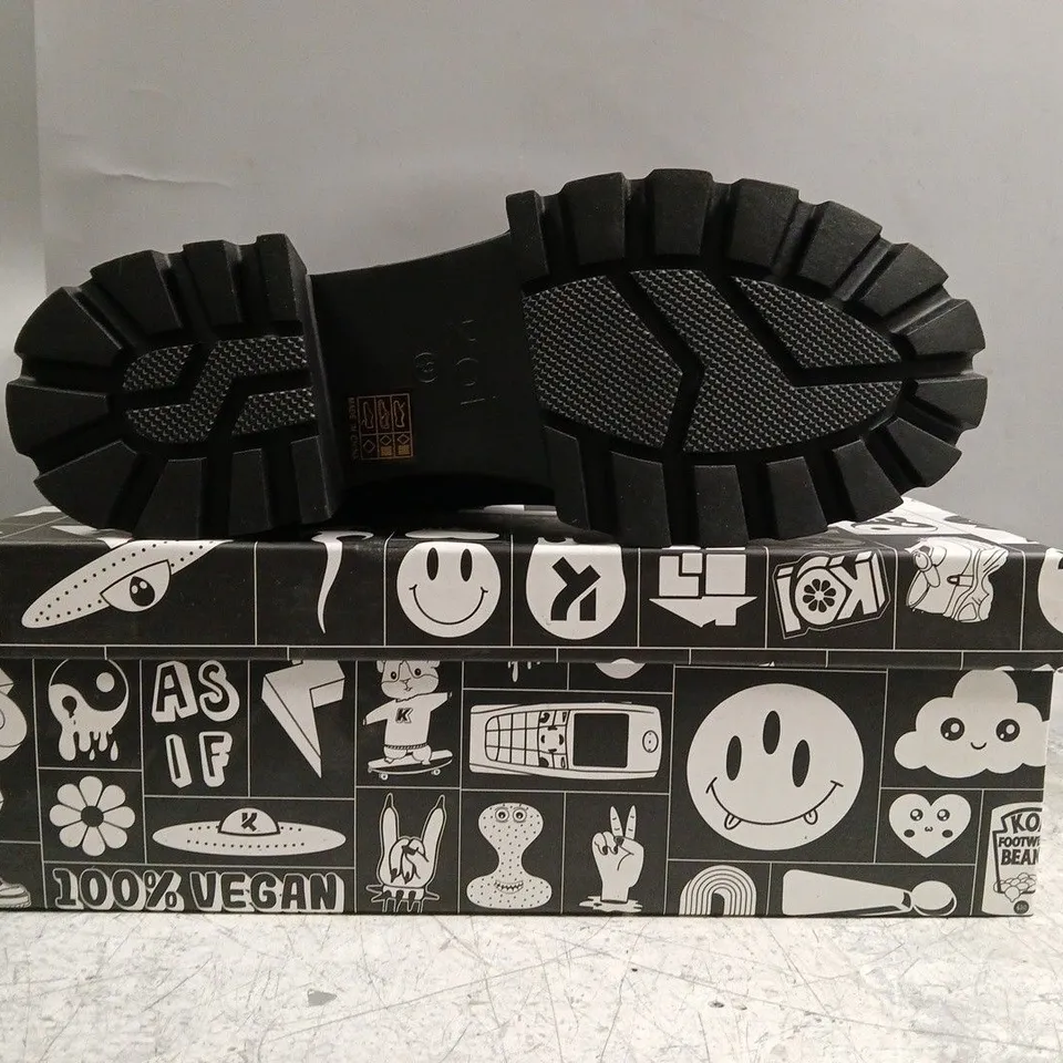 BOXED PAIR OF KOI VADER MEN'S PADDED CROFT BOOTS IN BLACK SIZE UK 9