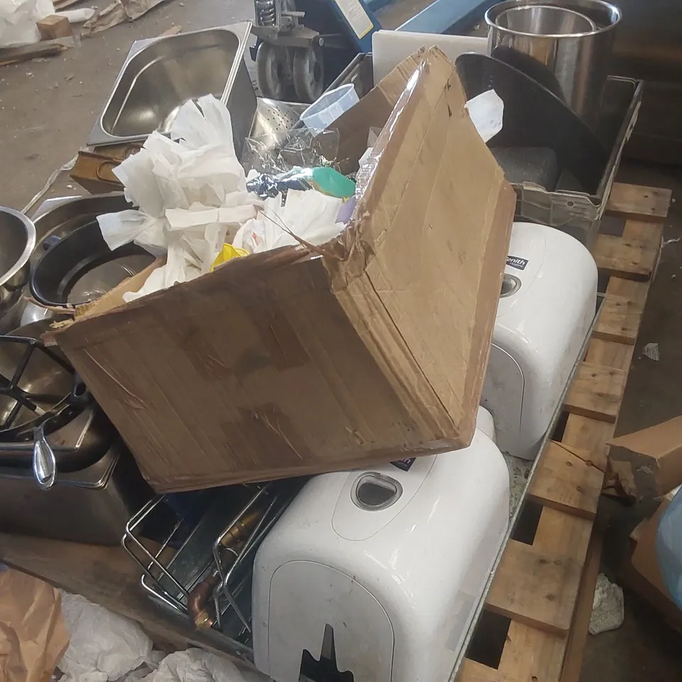 PALLET CONTAINING A LARGE QUANTITY OF ASSORTED CATERING ITEMS