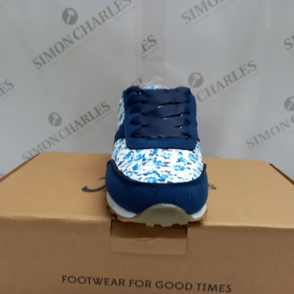 BOXED JOE BROWNS MIDSUMMER TRAINERS- UK 4