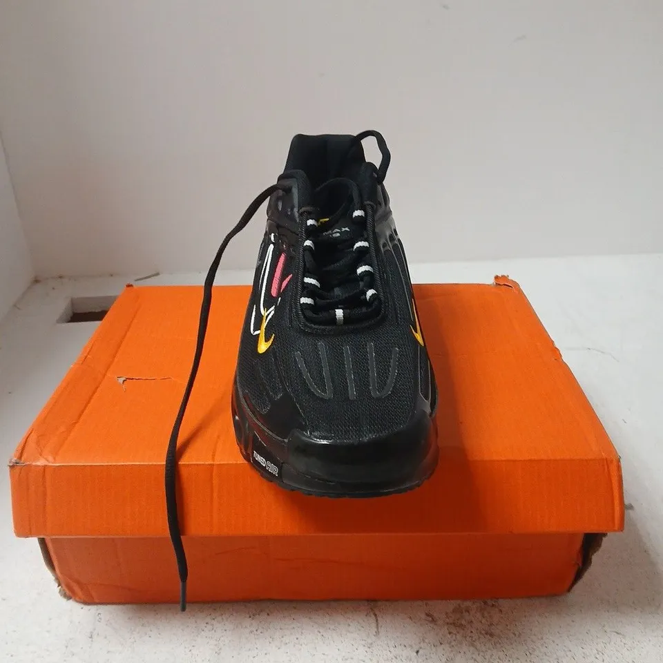 NIKE AIR MAX PLUS III TRAINERS – 9