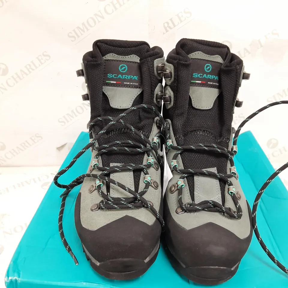 BOXED PAIR OF SCARPA MANTA TECH GORETEX WOMENS BOOTS IN GREY/BLUE - UK 5