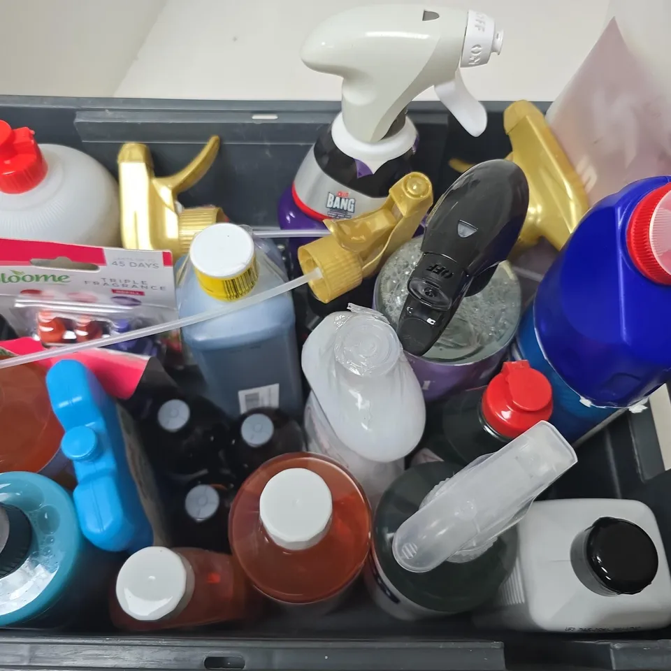 APPROXIMATELY 15 ASSORTED HOUSEHOLD LIQUID PRODUCTS TO INCLUDE FABULOSE MULTIPURPOSE CLEANER, HYDRO DETAIL, CHAPTER ORGANICS DIFFUSER, ETC