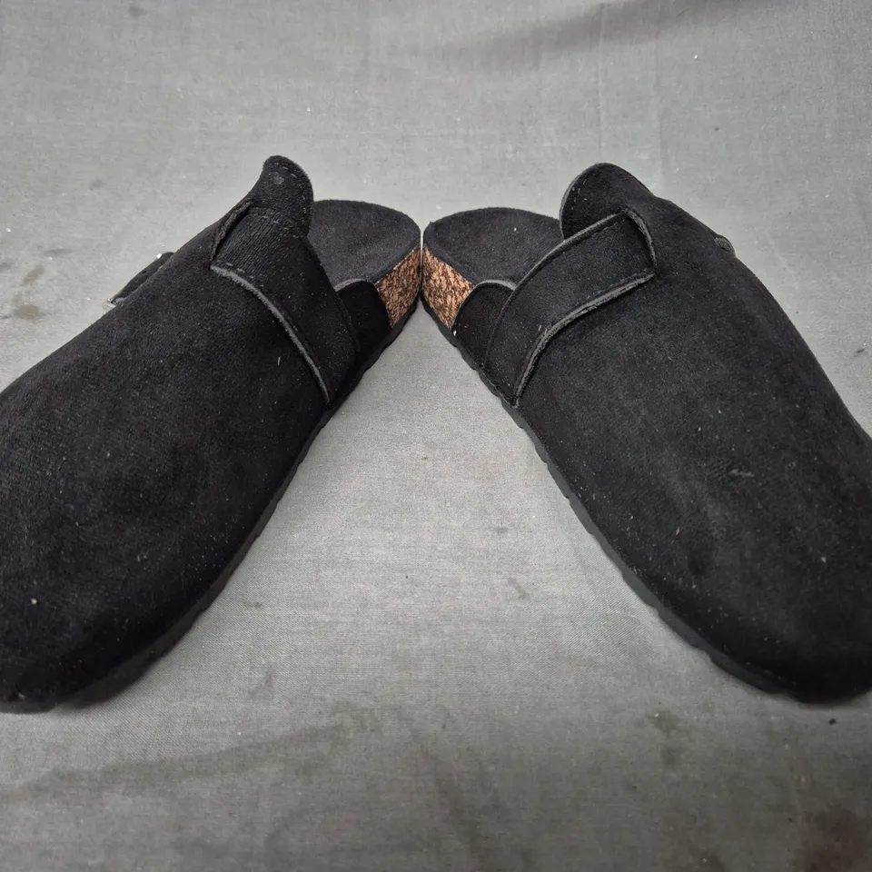 BOXED PAIR OF UNBRANDED SLIP-ON SHOES IN BLACK SIZE 5