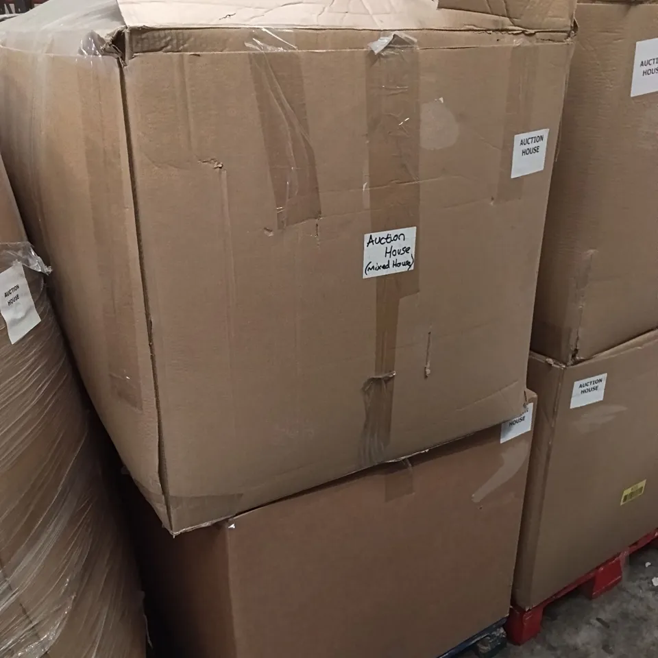 PALLET CONTAINING A LARGE QUANTITY OF PILLOWS, AND SIMILAR ITEMS