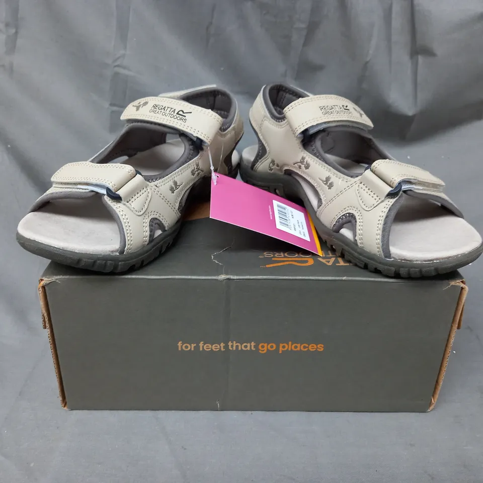 BOXED PAIR OF REGATTA LADY HARIS OPEN TOE SANDALS IN PARCHMENT/TREETOP UK SIZE 4