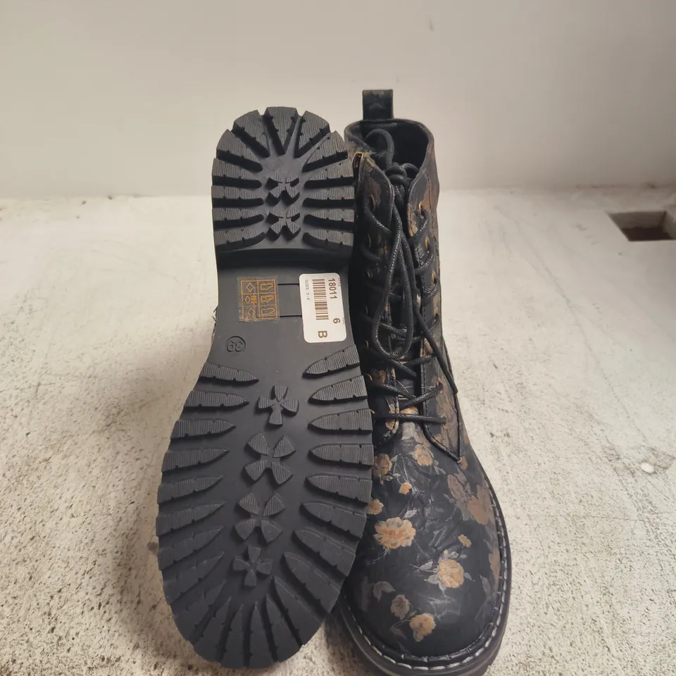 LUNAR WOMEN'S FLORAL PRINT COMBAT BOOT UK 6 (EU 39)