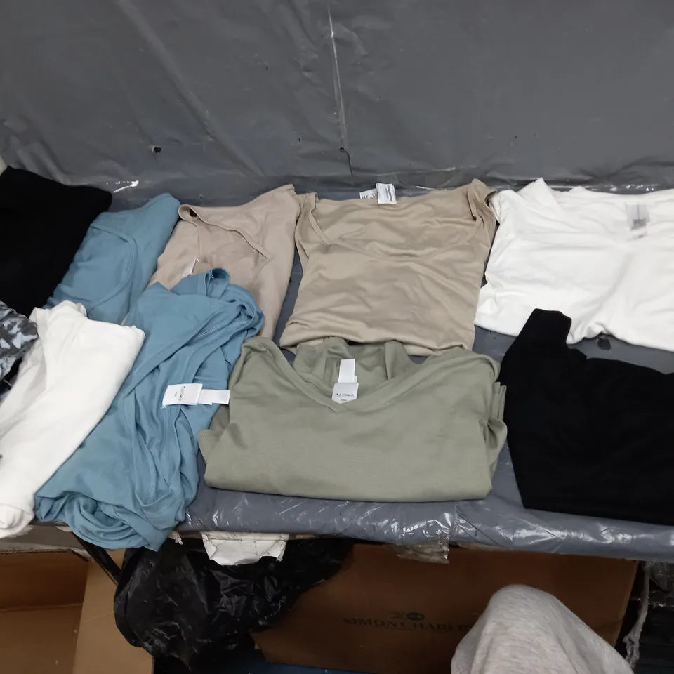 BOX OF APPROXIMATELY 10 ASSORTED PIECES OF CLOTHING IN VARIOUS STYLES, SIZES, AND BRANDS 