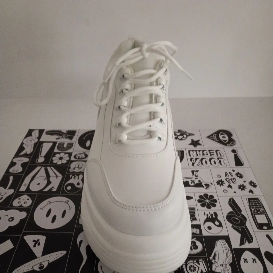 BOXED PAIR OF KOI JENNIE STRIKER WHITE CHUNKY PLATFORM SNEAKERS – BUBBLE TRAINERS, UK SIZE 6