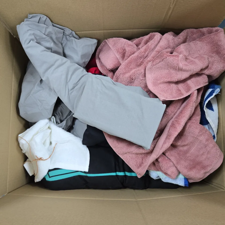 APPROXIMATELY 12 ASSORTED HOUSEHOLD ITEMS TO INCLUDE GAMING CONTROLLER CUSHION, COTTON BATH TOWEL, BED SHEET IN GREY, ETC