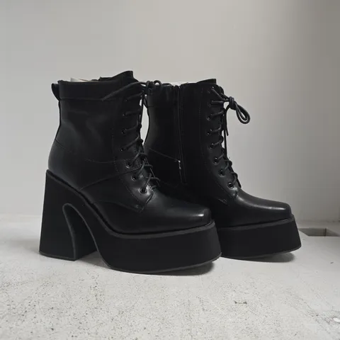 BOXED PAIR OF SEDAI PLATFORM BLOCK HEEL ANKLE BOOTS IN BLACK SIZE 7