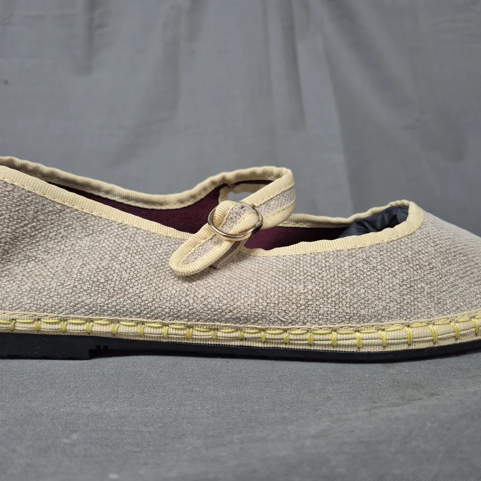 BOXED PAIR OF FLABELUS SHOES IN BEIGE EU SIZE 41