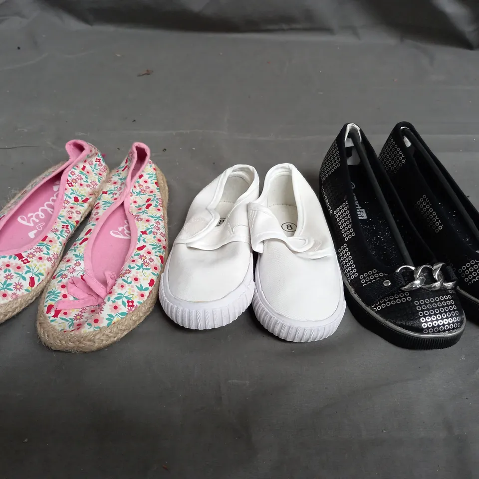APPROXIMATELY 12 ASSORTED KIDS PAIRS OF SHOES IN VARIOUS COLOURS, STYLES, AND SIZES