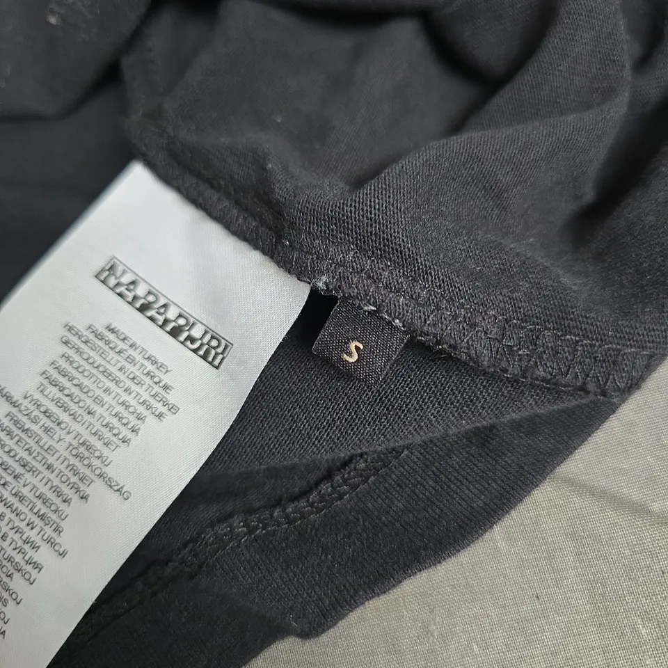 NAPAPIJRI GEOGRAPHIC LOGO T-SHIRT – BLACK – SIZE S