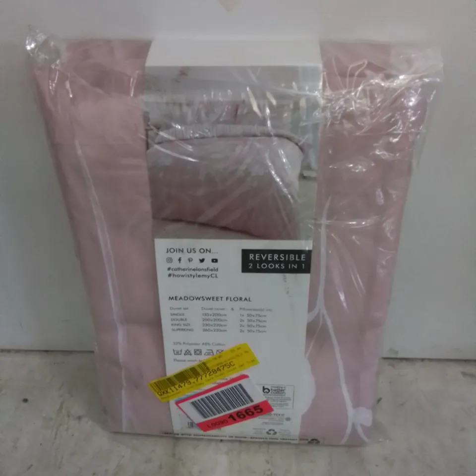 BAGGED MEADOWSWEET FLORAL EASY CARE DUVET COVER SET // SIZE: KING