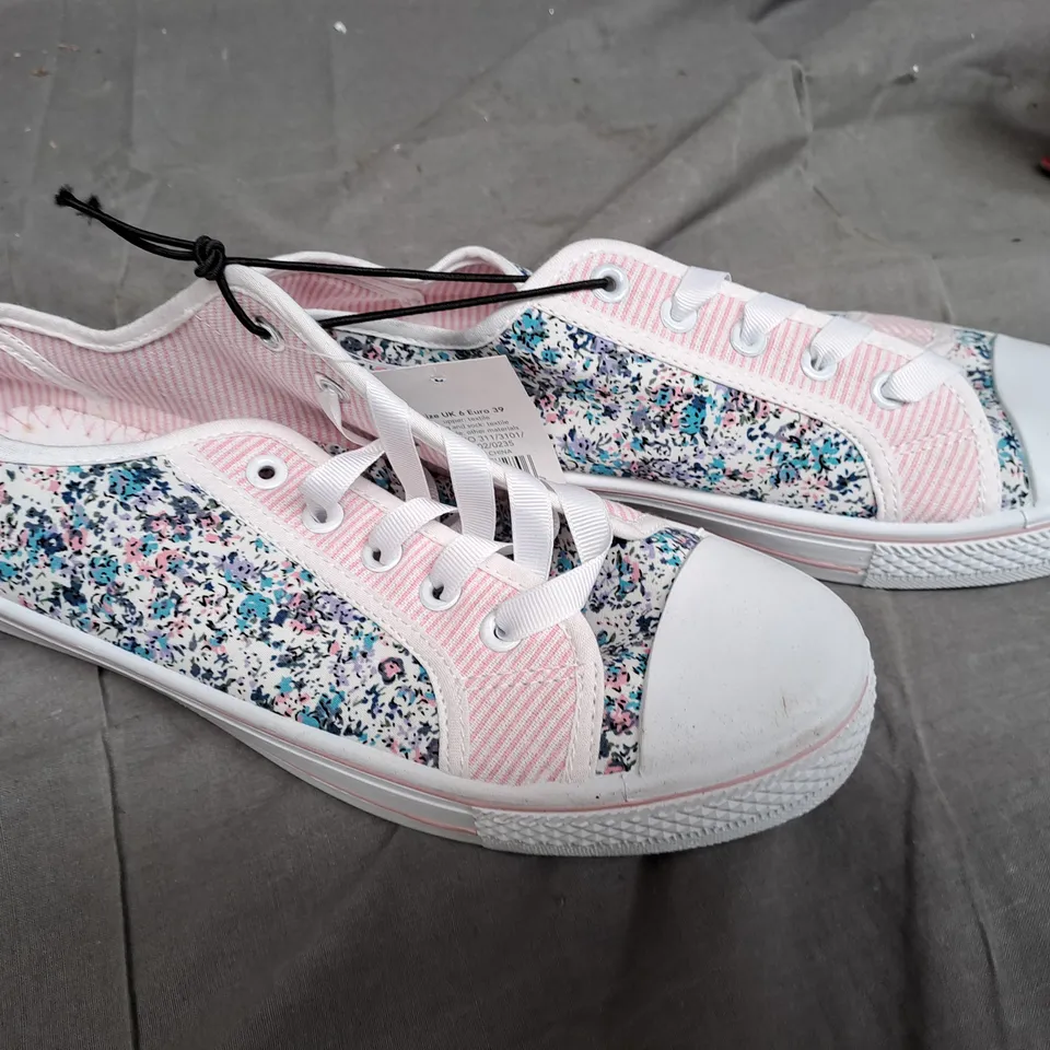 BOX OF APPROXIMATLY 10 FLAT FLOWER SHOES IN VARIOUS SIZE