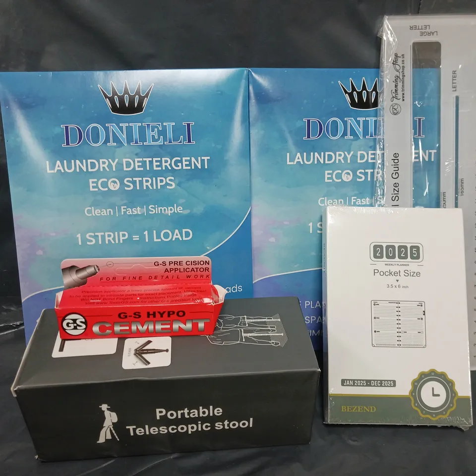 APPROXIMATELY 12 ASSORTED HOUSEHOLD ITEMS TO INCLUDE DONIELI LAUNDRY DETERGENT ECO STRIPS, PORTABLE TELESCOPIC STOOL, RULER, ETC