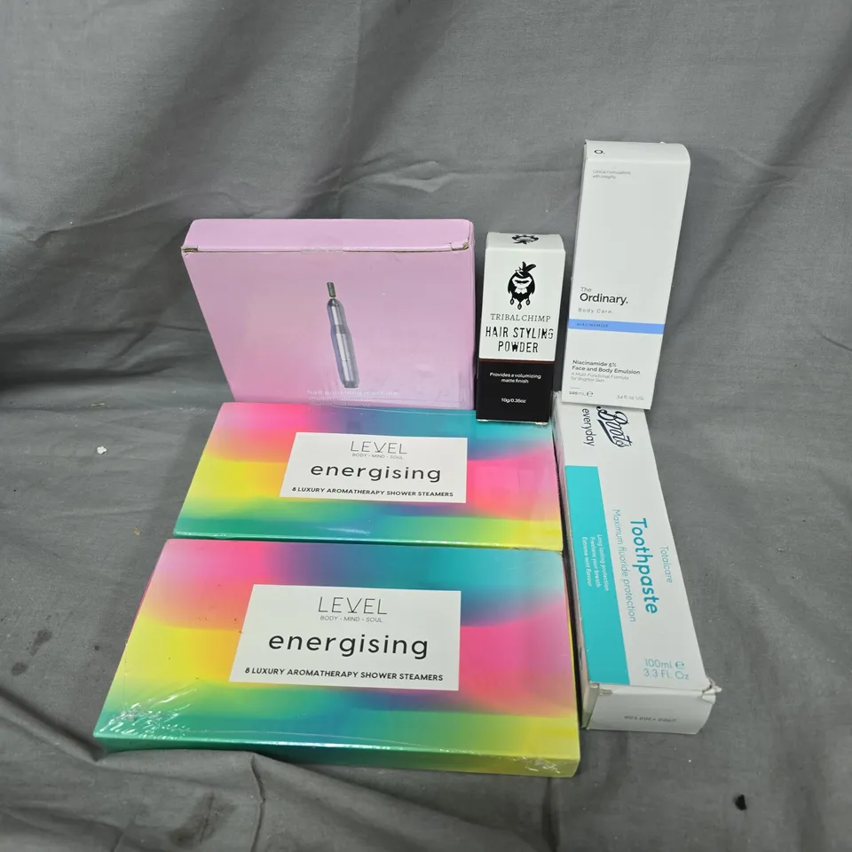 APPROXIMATELY 15 ASSORTED COSMETICS ITEMS TO INCLUDE LEVEL ENERGISING SHOWER STREAMERS, THE ORDINARY FACE AND BODY EMULSION, BOOTS TOOTHPASTE, ETC