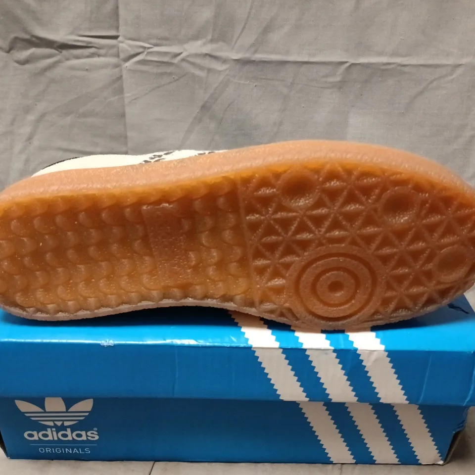 BOXED PAIR OF ADIDAS SAMBA OG TRAINERS IN OFF WHITE - UK 6