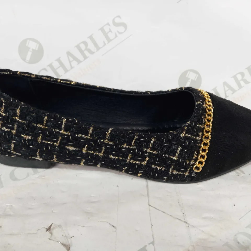 BOXED PAIR OF XIAODUDU SLIP-ON SHOES IN BLACK W. GOLD EFFECT CHAIN EU SIZE 37