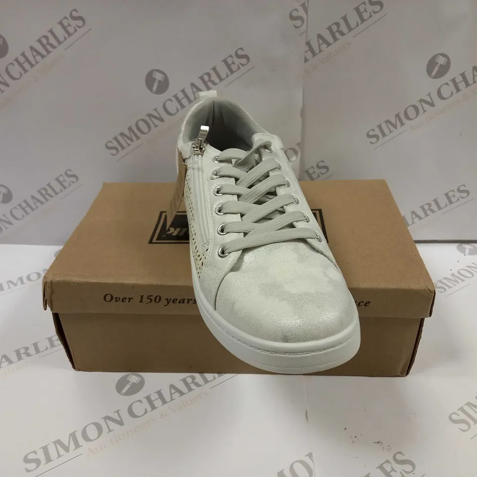 BOXED PAIR OF CUSHION WALK TRAINERS IN IVORY - SIZE 8