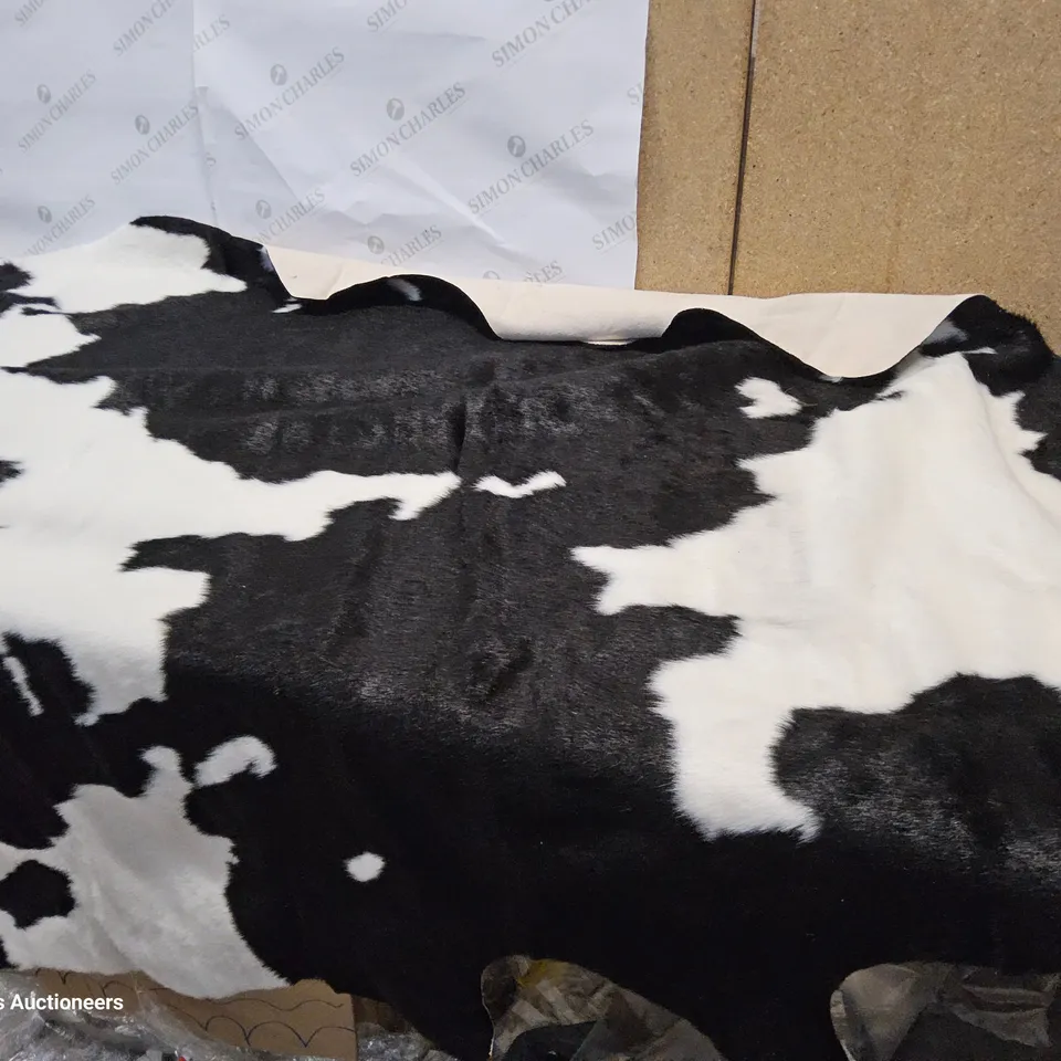 BAZZINOTTI COWHIDE BLACK RUG // 195 X 140CM