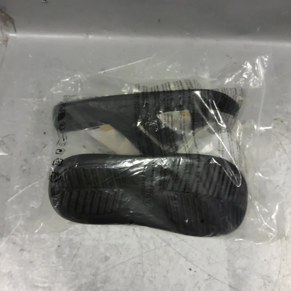 BAGGED PAIR OF CROCS GETAWAY STRAPPY BLACK UK 6 