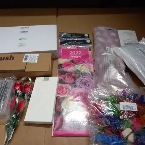 LARGE QUANTITY OF ASSORTED HOUSEHOLD ITEMS TO INCLUDE TOILET BRUSH, OVAL CERAMIC TRAY AND AQUARIUM DECORATIONS
