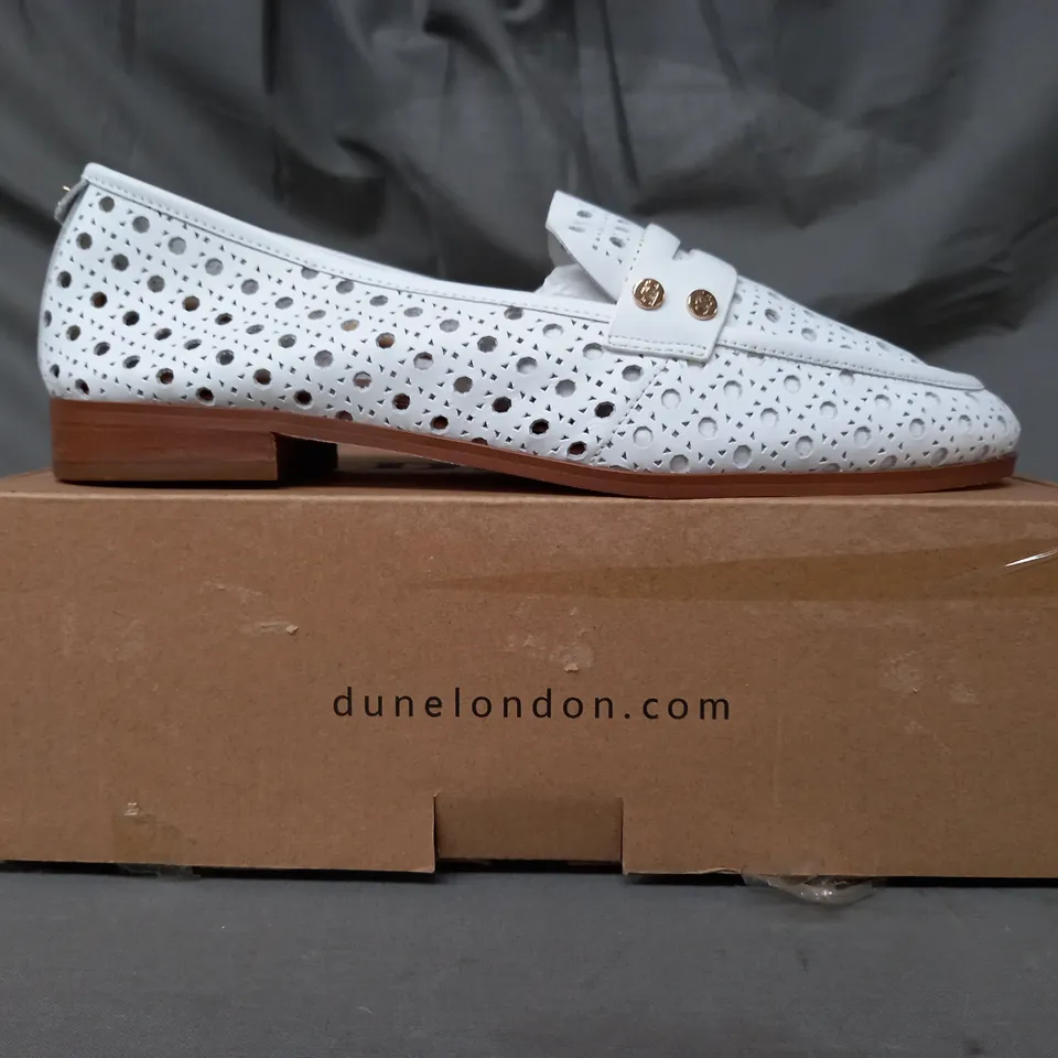 BOXED PAIR OF DUNE LONDON GLIMMERED LOAFERS IN WHITE SIZE 8
