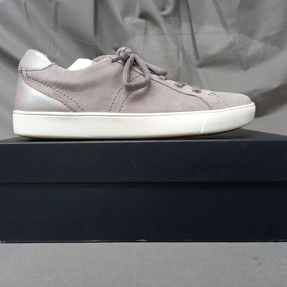 BOXED PAIR OF NATURALIZER TRAINERS IN GREY SIZE 5