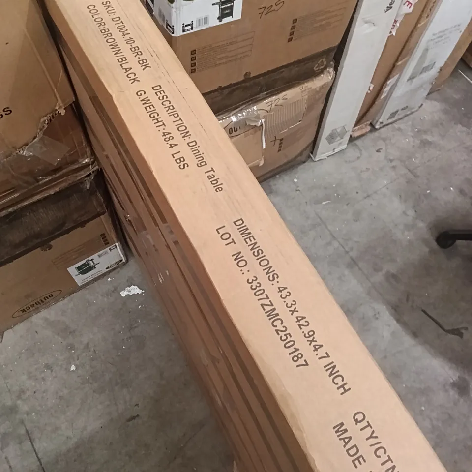 FARINI DINING TABLE