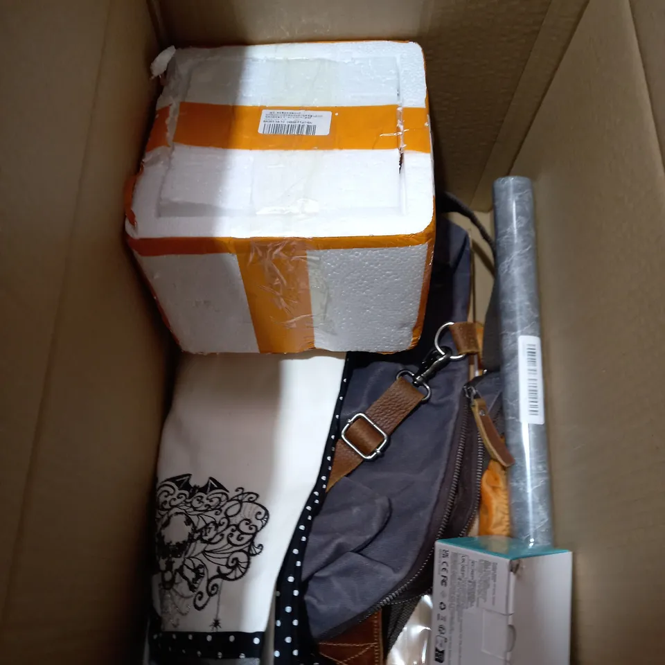 BOX OF ITEMS APPROXIMATELY 10 TO INCLUDE RAISED DRINKING DOG BOWL, BACKPACK, KITCHEN TOWEL SET ETC