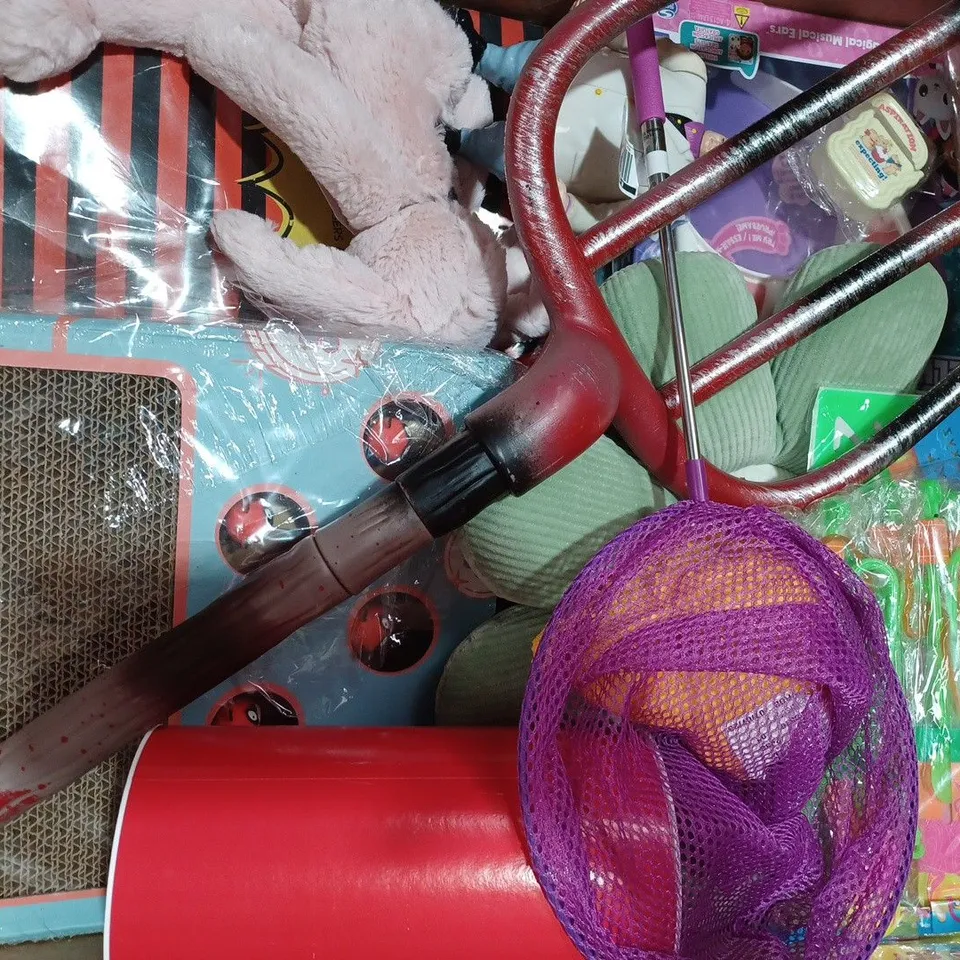 BOX OF APPROXIMATELY 20 ASSORTED TOYS AND GAMES TO INCLUDE UNO, GREEN TOYS FIRE PLANE, MY NEIGHBOUR TOTORO PLUSH, ETC