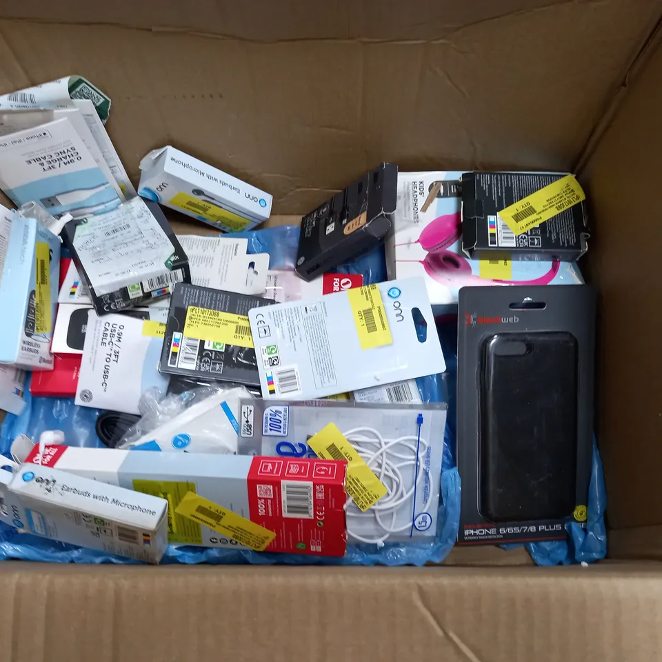 LARGE QUANTITY OF ASSORTED TECH ITEMS TO INCLUDE REMOTES, RADIOS, KEYBOARDS AND CHARGE CABLES