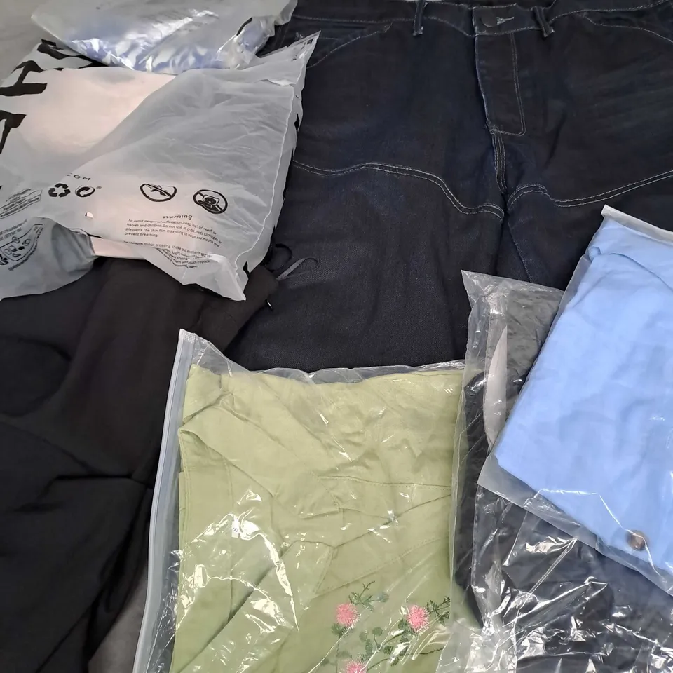 APPROXIMATELY 25 ASSORTED CLOTHING ITEMS IN VARIOUS SIZES TO INCLUDE DRESSES, SHIRTS, TOPS, ETC