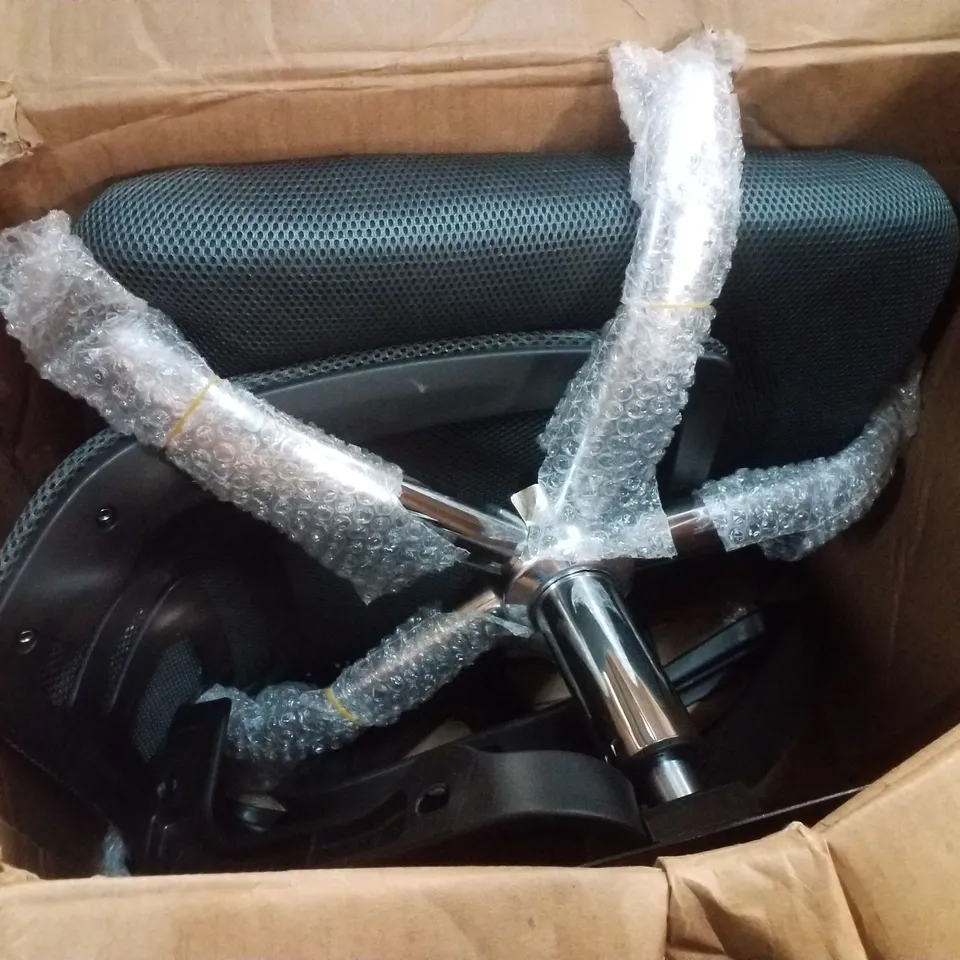 BOXED MESH OFFICE CHAIR