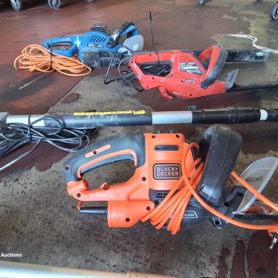 LOT CONTAINING APPROXIMATELY 5 MIXED CORDED GARDEN HEDGE TRIMMERS.