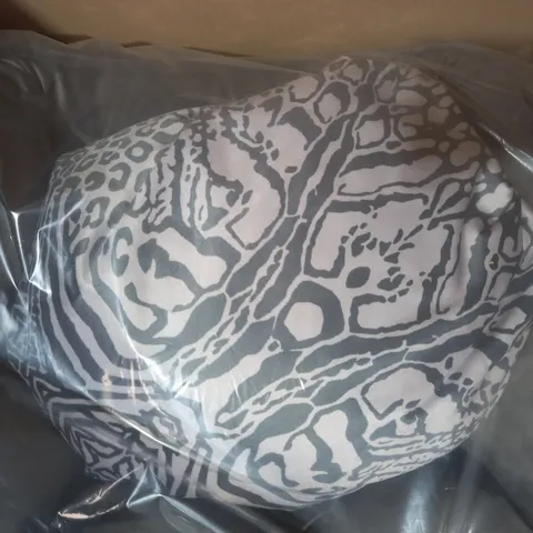 BOXED JM BY JULIEN MACDONALD PET BED IN GREY