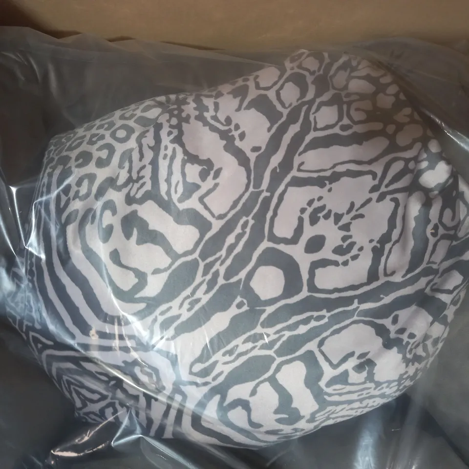 BOXED JM BY JULIEN MACDONALD PET BED IN GREY