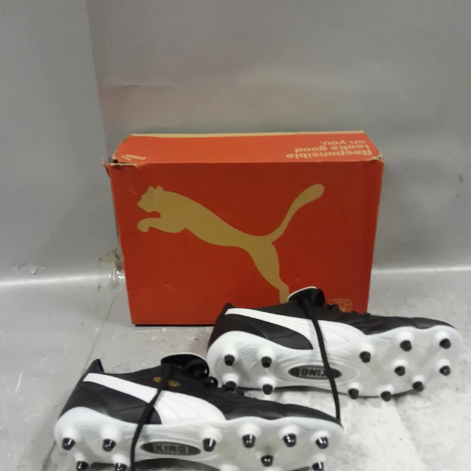 BOXED PAIR OF PUMA KING TOP BLACK FOOTBALL BOOTS - UK 9.5