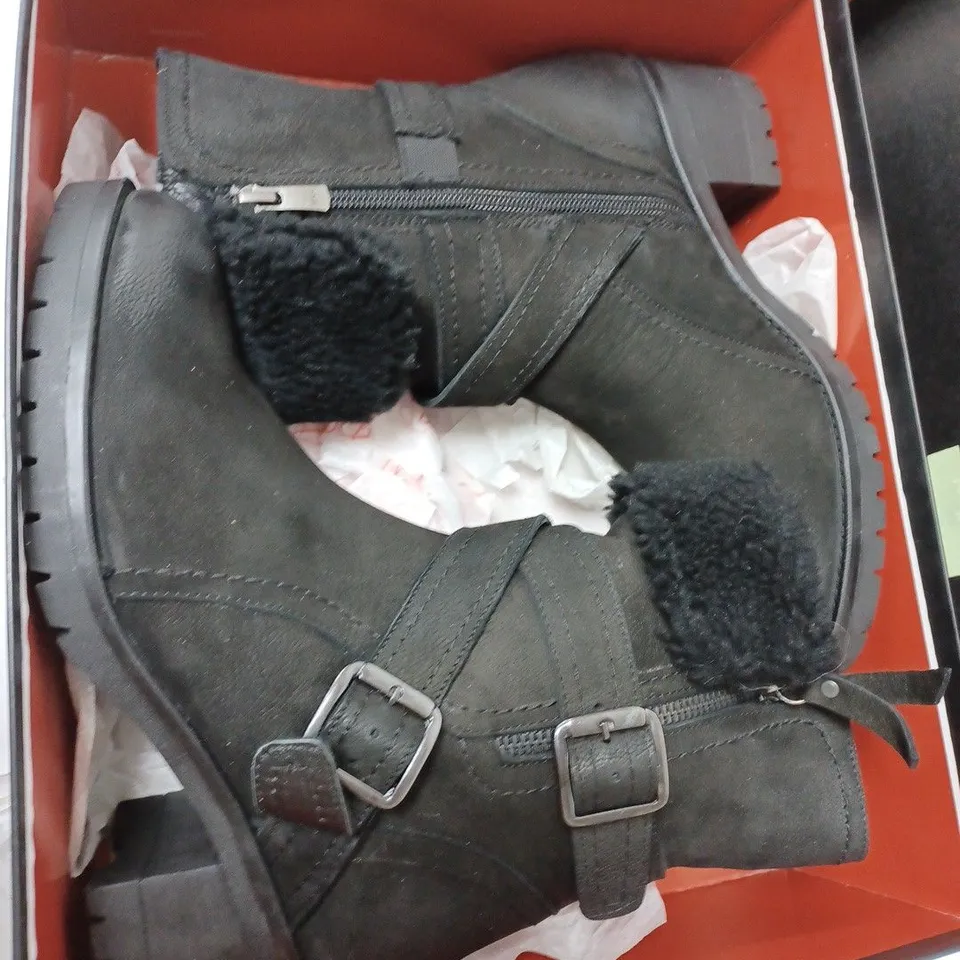 BOXED RUTH LANGSFORD CASUAL BOOTS, BLACK - SIZE 4 