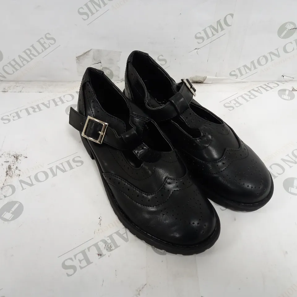APPROXIMATELY 14 PAIRS OF LILLEY GIRLS SCHOOL SHOE IN BLACK SIZE 2 