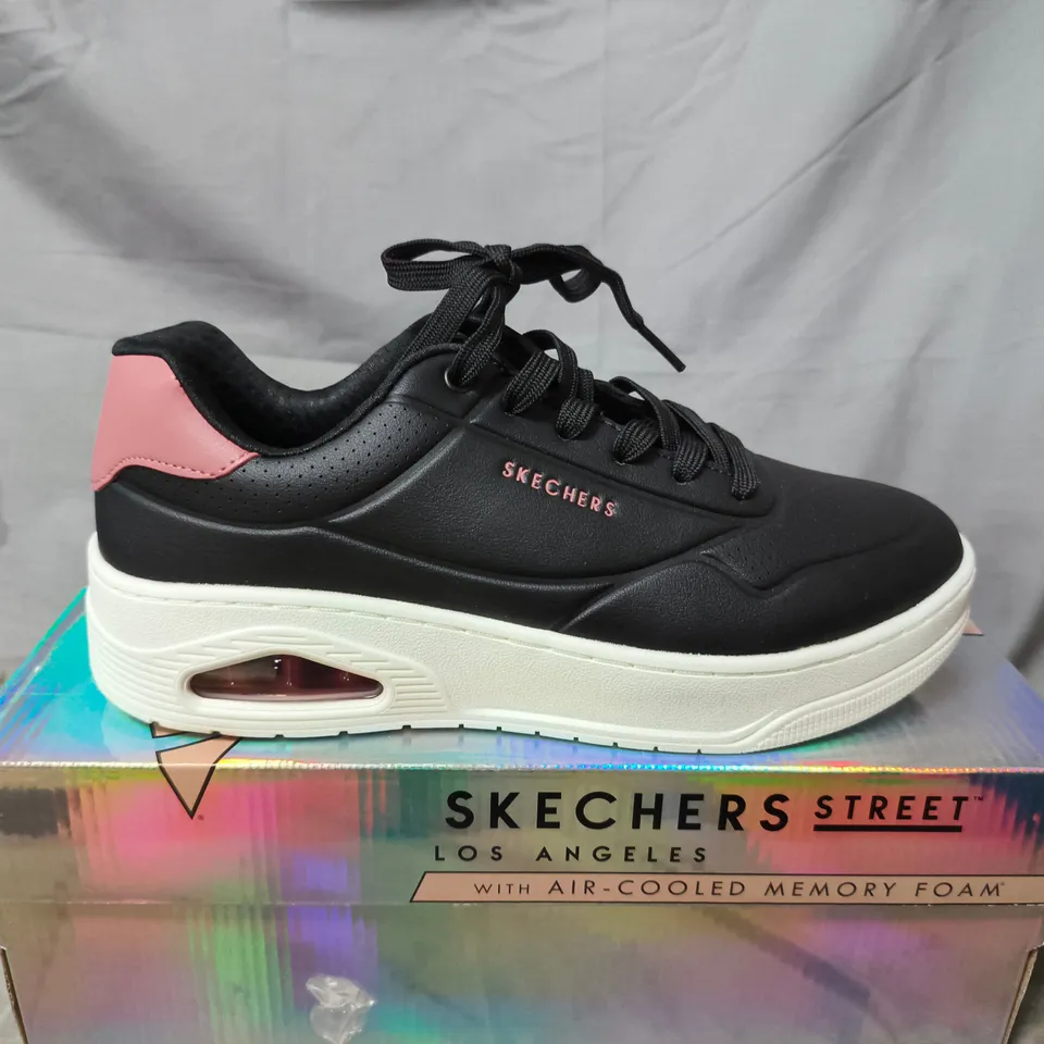 BOXED PAIR OF SKECHERS STREET LOS ANGELES MEMORY FOAM SNEAKERS – BLACK - SIZE 7