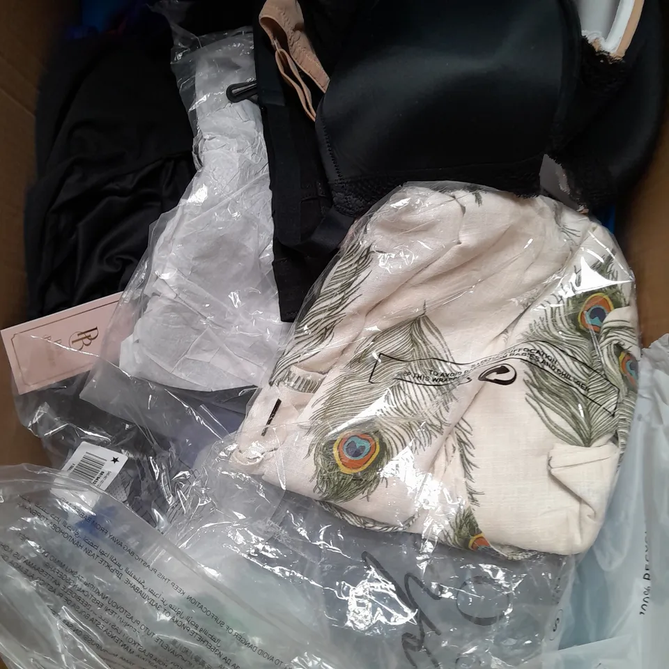 APPROXIMATELY 20 ASSORTED CLOTHING ITEMS IN VARIOUS SIZES AND STYLES TO INCLUDE - JACKET, TROUSERS, DRESSES, ETC